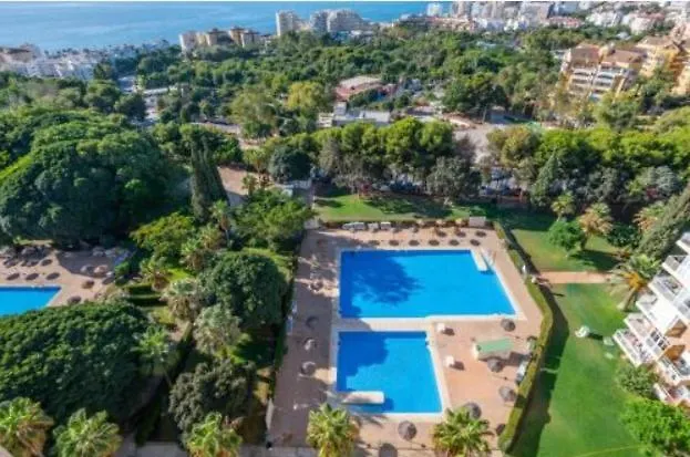 Seaside Vista Apartment: Pool Views Near Beach Benalmadena